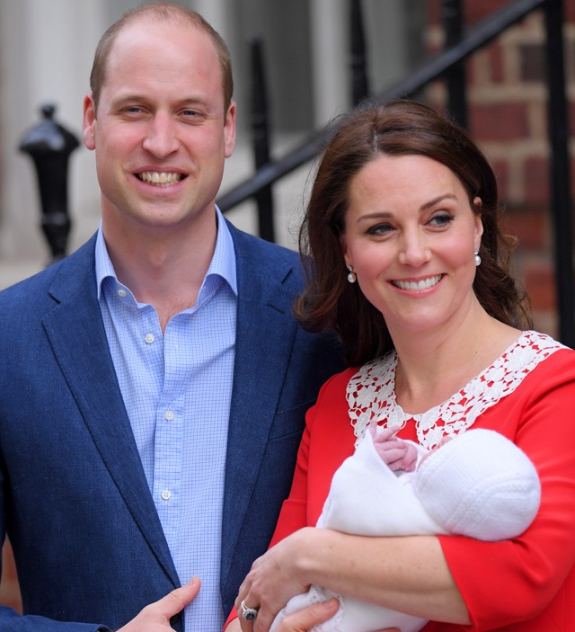 Kate Middleton és Vilmos herceg az újszülött babával