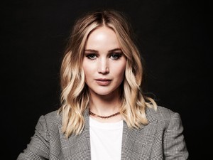 Jennifer Lawrence felvette a szezon legnagyobb visszatérő ruhadarabját, téged még mindig kiráz tőle a hideg?
