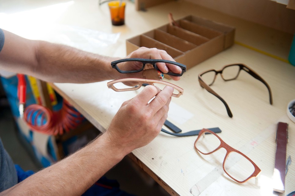“Nem elkezdeni nehéz, hanem véghez vinni” - a fából készült szemüvegkeretek alkotójával beszélgettünk