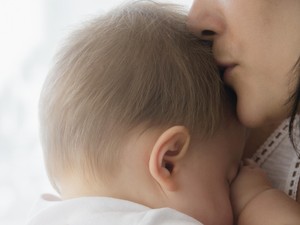 Ezért szigorúan tilos egy síró babát megrázni - szakértőkkel beszélgettünk az életveszélyt is okozó, megrázott baba szindrómáról