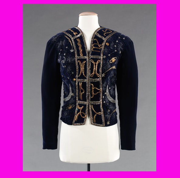 A Csillagjegyek-kollekció darabjai éjkék-ezüst-arany színvilágban pompáztak, és az égbolt valamint az asztrológia szimbólumait hímezték rájuk.