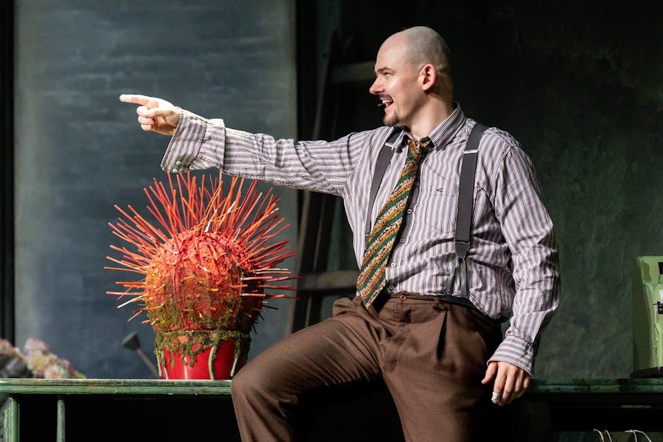 Orosz Ákos alakítja Seymour Krelbornt a Rémségek kicsiny boltja főszereplőjét, aki egy teljesen más típusú karakter, mint amilyeneket játszani szokott