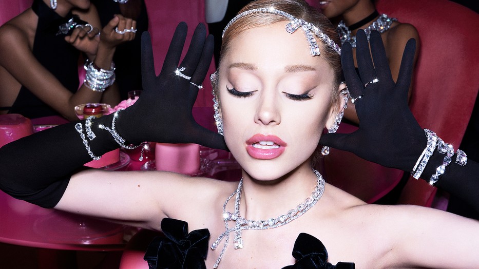 Ariana Grande a Swarovski Millenia és Matrix Crash kollekcióiból választott darabokkal ragyogja be az éjszakát