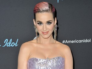 Katy Perry ki merte mondani Meghan Markle ruhájáról, amit a fél világ gondol