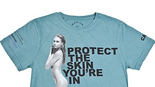 Cara meztelenül kampányol