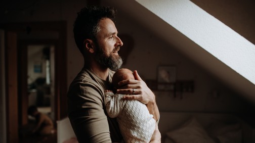 „Az, hogy ki kel fel éjjel a síró gyerekhez, nem a nemi hovatartozás függvénye”