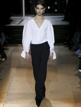 Csaknem 40 után leköszön a divattervező-legenda