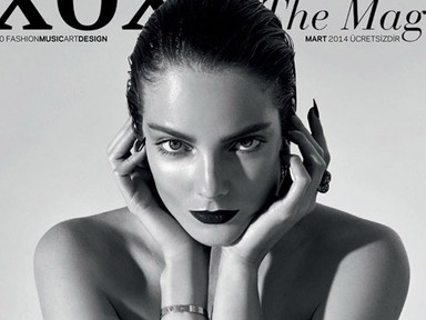 Mihalik Enikő napozik és izzik a part