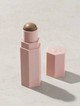 A Fenty bronzer stick pont azt nyújtja, amire egy rohanós reggelen szükség van: egyszerű használat, építhető pigment és természetes, meleg tónusú fény. Krémes textúrája miatt kézzel vagy ecsettel is könnyen eldolgozható, és egyenletes, napbarnított hatást ad anélkül, hogy maszkos hatást keltene. Ráadásul a kompakt forma tökéletes utazáshoz, de a táskádba is bedobhatod, hogy felfrissítsd vele a sminked napközben. – Match Stix matt kontúr stick FENTY BEAUTY – fentybeauty.com
