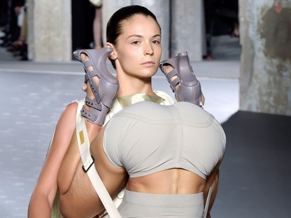 Betegebb dolgot nem láttunk még divatshow-n ennél