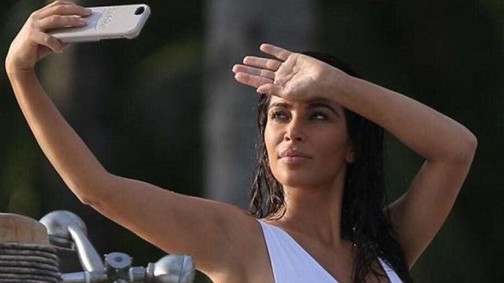 Kim Kardashian alig fér bele a hófehér fürdőruhájába