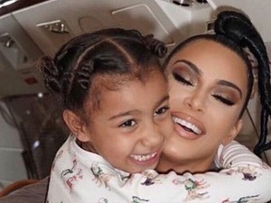 Kim Kardashian 5 éves kislánya fekete rúzsban már most úgy néz ki mint egy igazi nő