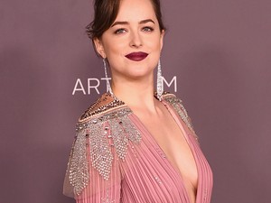 Lelepleződtek: Dakota Johnson először mutatkozott együtt új pasijával!
