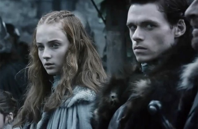 A Met gála óriási Trónok harca momentuma: Stark testvérek találkozása