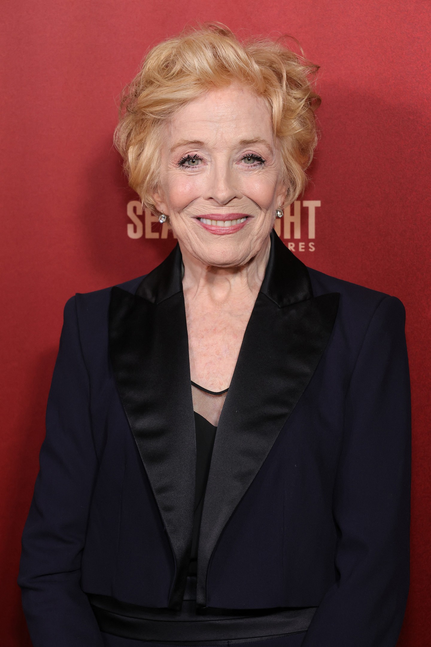 Holland Taylor (Stromwell professzor) - Ő volt a szigorú, de melegszívű tanárnő, aki végül támogatta Elle-t az álmai elérésében. Holland Taylor azóta is aktív a színházban és a televízióban, és olyan sorozatokban tűnt fel, mint a Két pasi, meg egy kicsi vagy a The Morning Show. Magánéletében is reflektorfénybe került: hosszú évek óta Sarah Paulson színésznő partnere, aki 32 évvel fiatalabb nála.