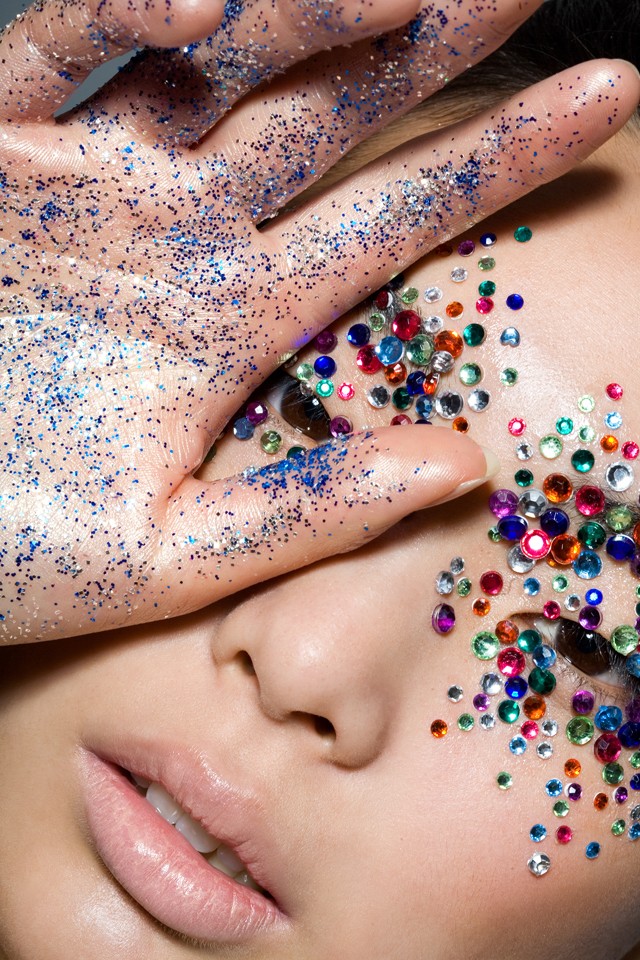 A sztárok kedvenc csillámsminkjét neked is elkészítik a Szigeten!