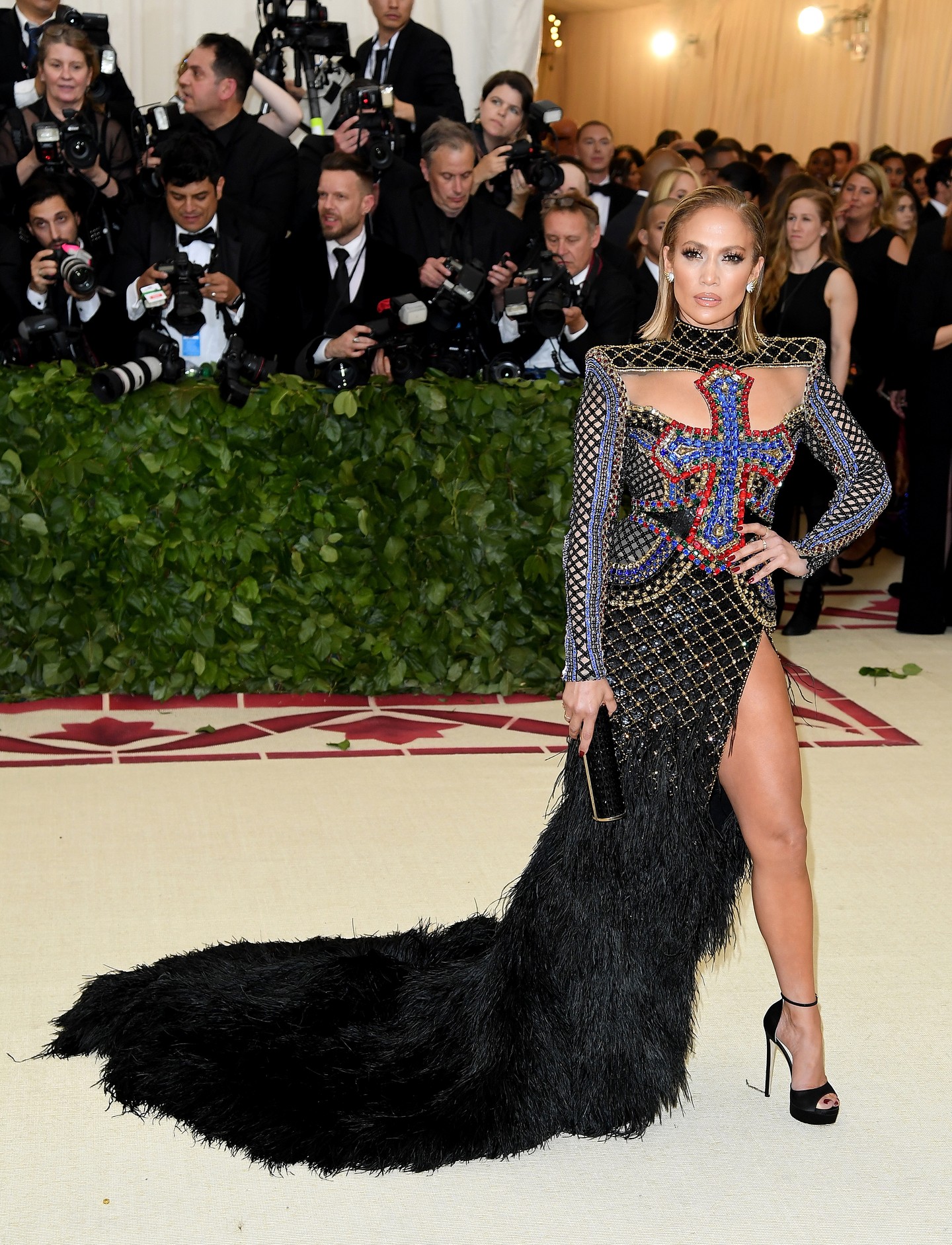 Egy káprázatos Balmain kreációt választott 2018-ban, az est tematikája: Mennyei testek: divat és katolikus fantázia volt