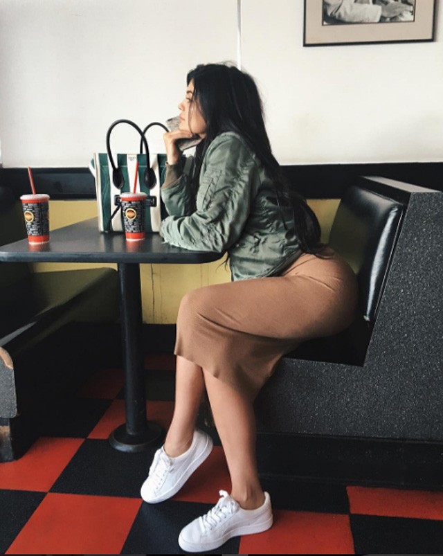 7. Bomber dzseki ruhára! A bomber dzsekiket már jó ideje nem lehet kiűzni a gardróbunkból, de miért is tennénk, ha legalább annyira hálás darabok, mint egy jó bőrkabát. Ha idén nyáron igazán trendi akarsz lenni, akkor ne csak farmerhez viseld, hanem dobd rá ruhára is, minél elegánsabb, annál látványosabb lesz a kontraszt.