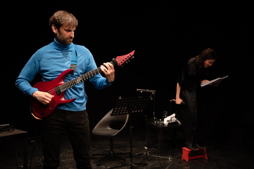 Vajon hogyan bátjuk egymást szavakkal, elvárásokkal? Erről is és még annyi más, a bántalmazó kapcsolatokra jellemző aspektust mutat be az Üvegfal című kétszemélyes darab