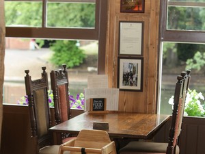 Etetőszéket tartanak fent a kis hercegnek egy cambridge-i pubban