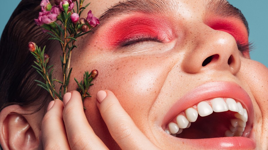 Így sminkelj, ha rosaceás az arcbőröd