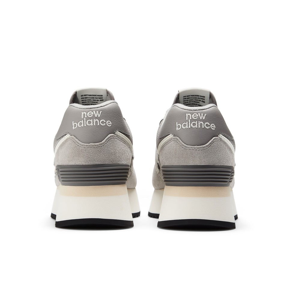 A cipő sarkánál lévő gumis rész tartósságot biztosít, és csökkenti a cipő sérülésének veszélyét