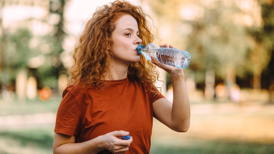 5 meglepő jel, ami arra utal, túl kevés vizet iszol