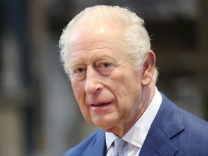 Nagy bejelentésre készül Károly király rákbetegségével kapcsolatban, a tévében is közvetítik beszédét