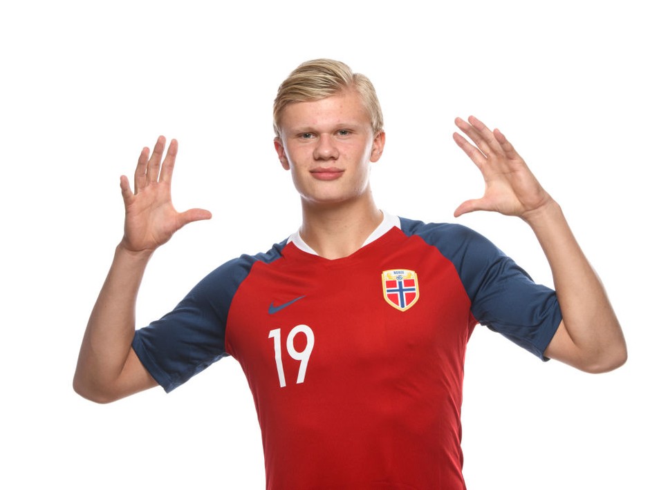 Erling Haaland már 17 évesen, ezen a 2018-as norvégiai G19-es fotózáson is sugárzott arról a nyers erőről és magabiztosságról, ami ma a világ egyik legmeghatározóbb sportolójává teszi.