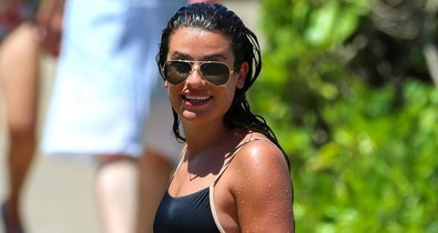 Ha szerinted nem elég szexi az egyrészes fürdőruha, akkor figyeld Lea Michele milyen dögös benne