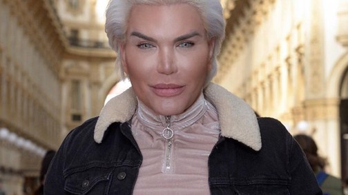 Ő a magyar Ken baba! Látnod kell milyen sminktechnikája van!