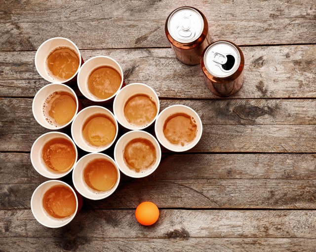 10 szórakoztató ivós játék, amit a következő házibuliban ki kell próbálnod