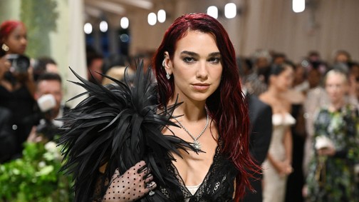 Dua Lipa meztelenruhája az égvilágon semmit nem takar, gyakorlatilag egy szál fehérneműben bulizott