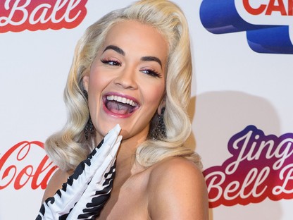 Megkönnyeztünk! Rita Ora és Idris Elba Mikulásnak öltözve mentek a gyermekkórházakba