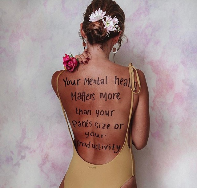 Pozitív Insta-oldal: saját testére ír motiváló üzeneteket ez a lány