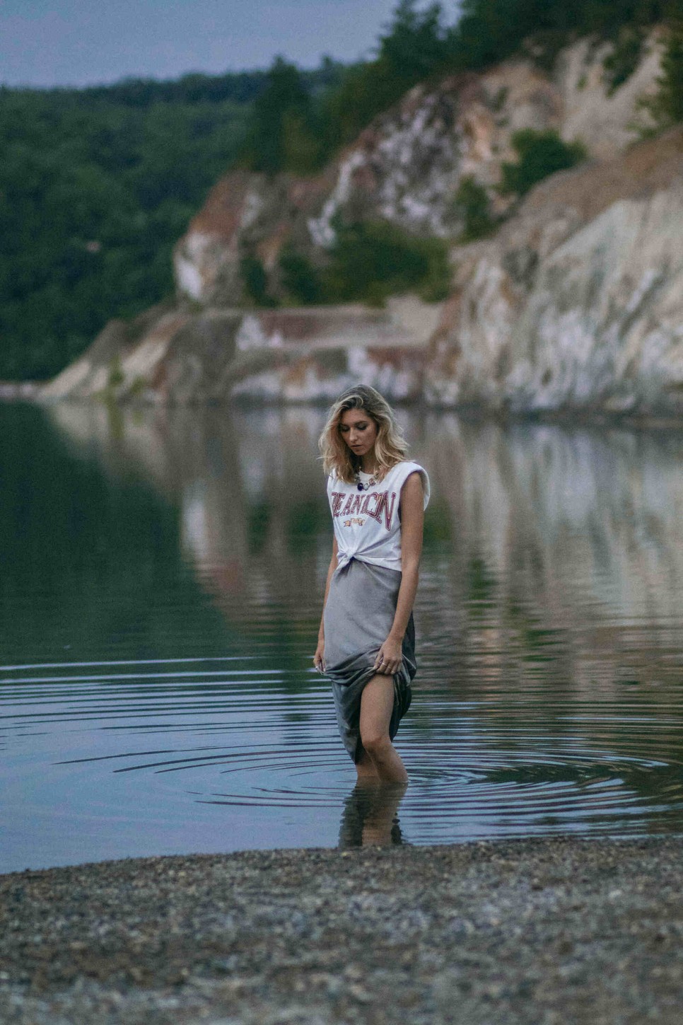 Klippremier: Dallos Bogi gyönyörű szerzeményéhez Puskás Peti rendezte a videót