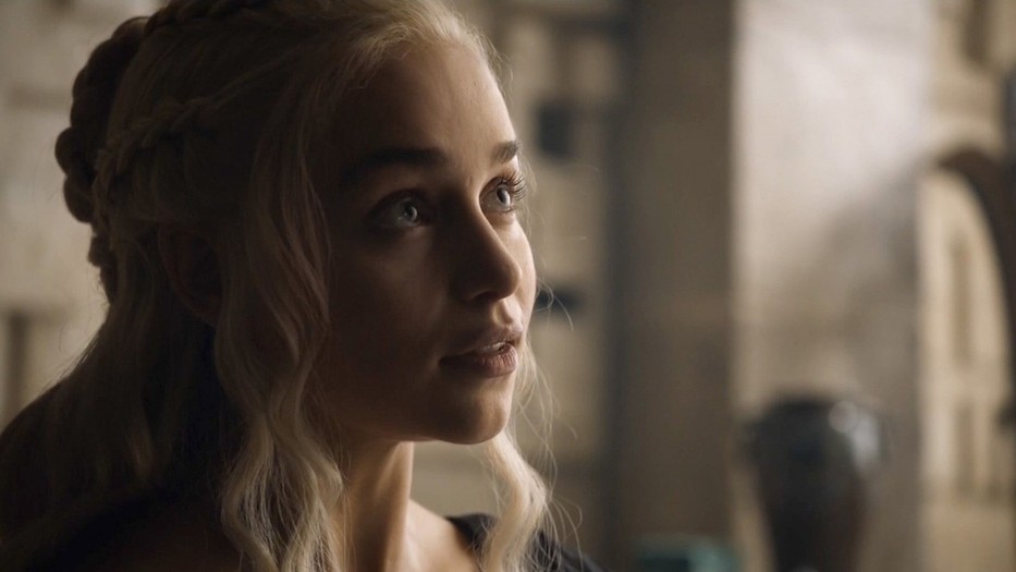 Egészen abszurd crossover lenne, ha Emilia Clarke egyszer csak megjelenne a Sárkányok házában