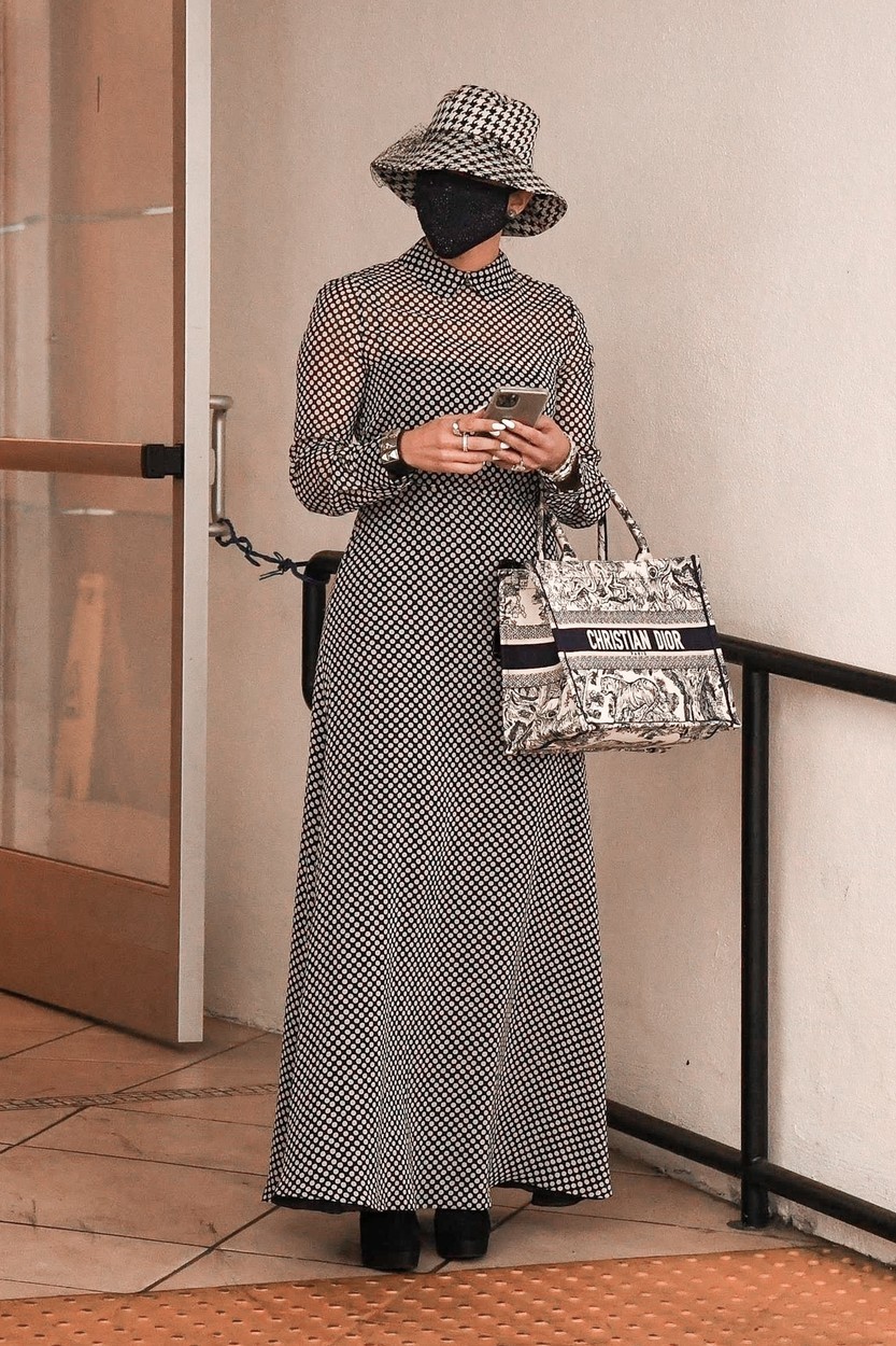 Jennifer Lopez teljes inkognitóban ebben a Dior szettben