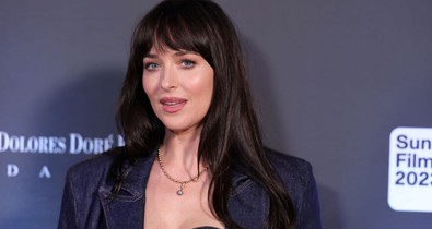 Dakota Johnson pucérruhája meztelenebb lett, mint ahogy tervezte