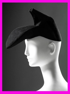 A zseniális cipőkalap ma ikonikus darab, de születésekor botrányosnak számított. Pedig valóban hordható, és valóban kalap, nem csupán egy fejre tett cipő. Ez a merész fejfedő mozgatta meg a későbbi tervezők fantáziáját, és eredményezett izgalmas, bolondos kalapkölteményeket.