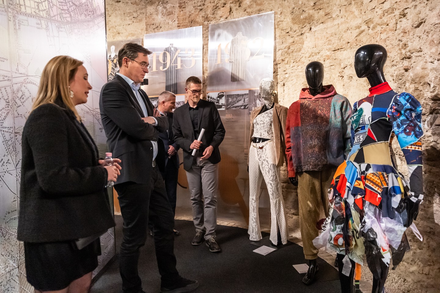 Dr. Szatmár Judit, a Divat és város című kiállítás kurátora Karácsony Gergely főpolgármestert vezeti körbe a kiállításon