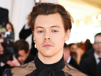 Oscar Wilde-különdíj: fiú gyöngy fülbevalóvalóval - Harry Styles a Met gála királya