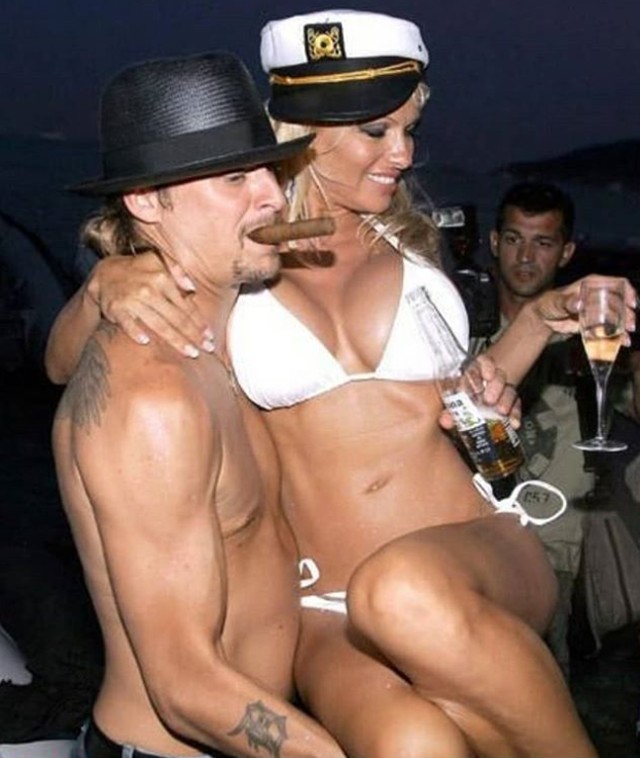 Pamela Anderson esküvőjén is bikiniben partizott 