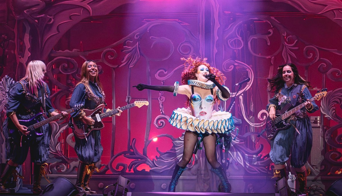 De a ruha és a díszletek közösen adták a különleges hangulatú végeredményt