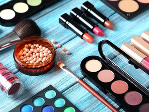 Nem bírod nem nézni! Sminktermékeket tesznek tönkre ebben a videóban