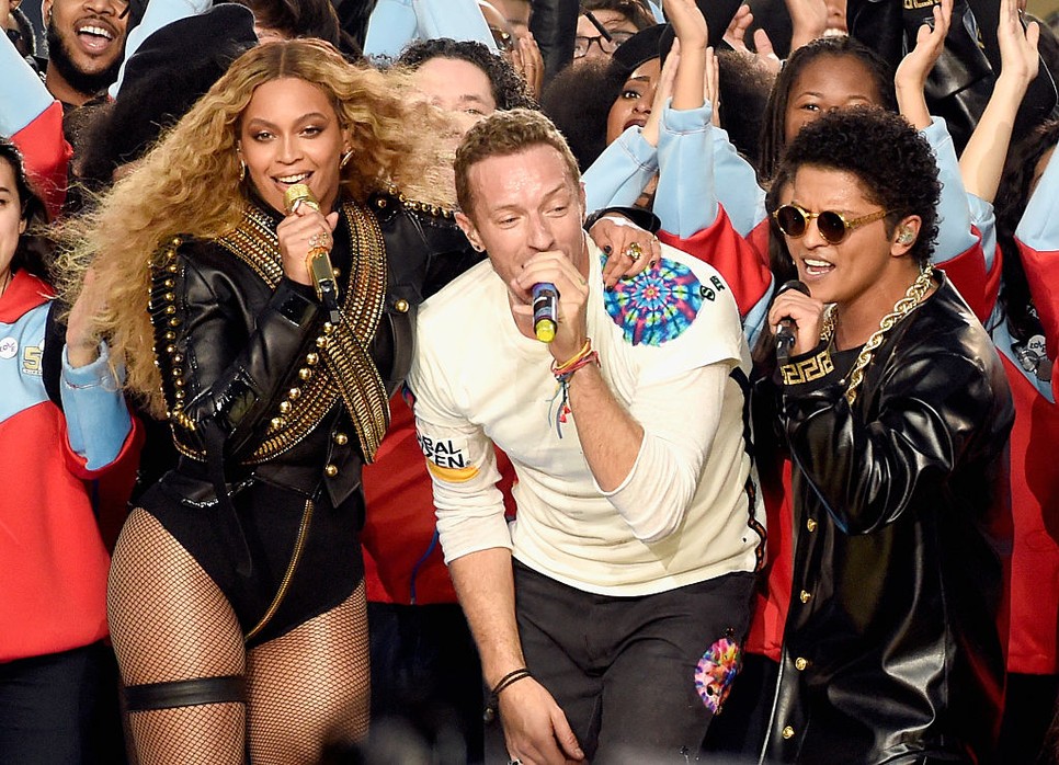 A Coldplay, Bruno Mars és Beyoncé trió már önmagában elképesztő, de Beyoncé Super Bowl szettjére nincsenek szavak