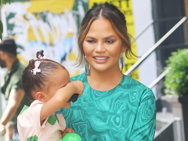 Tyűű, Chrissy Teigen milyen szexi ruhában flangált