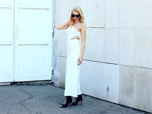 Czene Kitti gyönyörű hófehér ruhával indítja a hetet