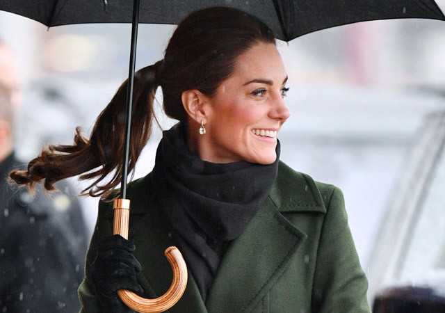 Kate Middleton megküzdött az elemekkel: esőben, szélben is elképesztően vagány