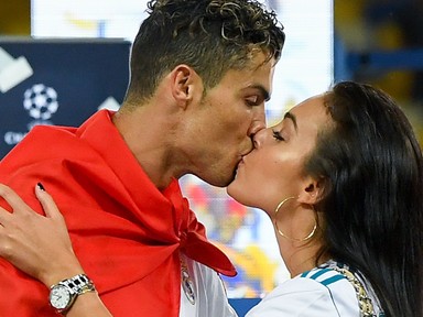 Cristiano Ronaldo és barátnője 10 év után összeházasodtak, Georgina álomszép menyasszony volt